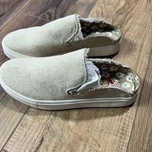 Very G Canvas Slip On Sz 7
